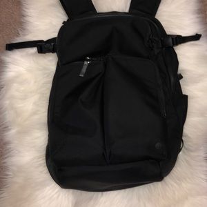 LULULEMON | BLACK ASSERT BACKPACK 30L